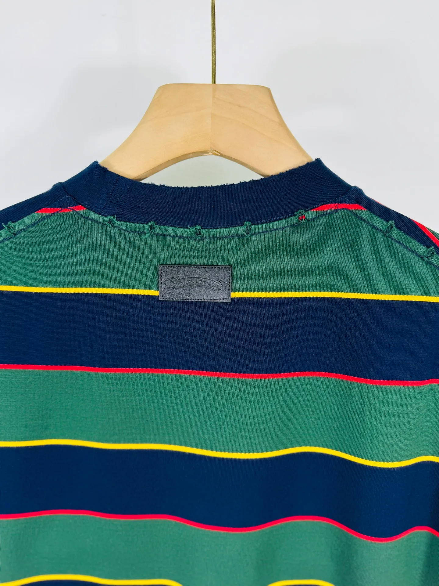 P260 top version, real shot without P, ​​different from market currency) 𝗖𝗵𝗿𝗼𝗺𝗲 𝗛𝗲𝗮𝗿𝘁𝘀/Cro Heart 2025 Autumn and Winter Horseshoe Cross Stripe Couple Casual Long Sleeve 👑The highest version! Customized fabric 320g fabric! Horseshoe cross sticker, a best-selling model in the counter, very comfortable to wear. Accessories: original molded and authenticated collar label➕100% silk wash label. Genuine purchase-grade original hangtag➕matching hanging rope➕3D hanging beads➕original packaging bag. Craftsmanship: The original version has consistent wiring! The highest version of the armhole matching technique! Color: Brown Green Size: S M L XL Style No.: 5193